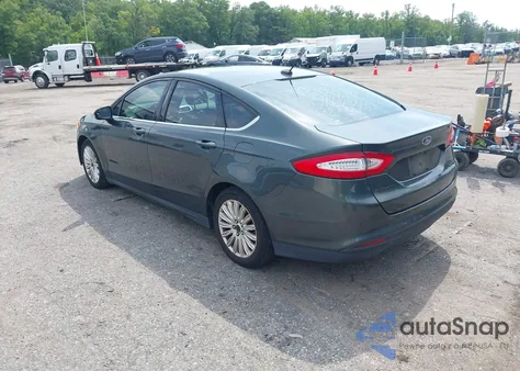 2015 Ford Fusion Hybrid S z USA, uszkodzony, nr VIN 3FA6P0UUXFR128490